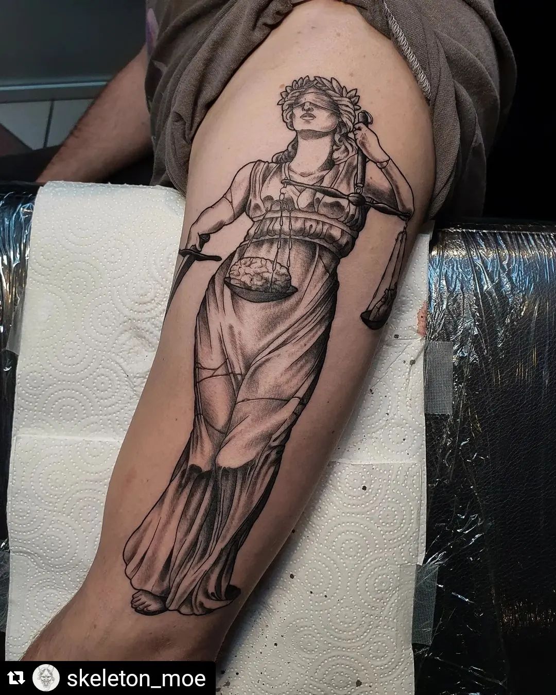 Neu von @skeleton_moe
• • • • • •
Lady Justice on my man Patrick. Fun session wi