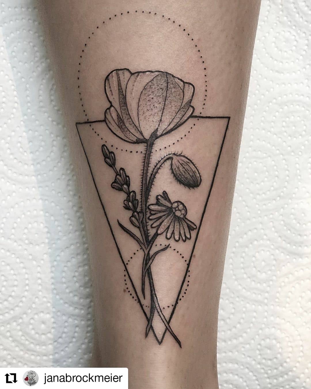 Blümchen von @janabrockmeier
• • • • • •
Freywerk Tattoostudio

Klein :) Danke J