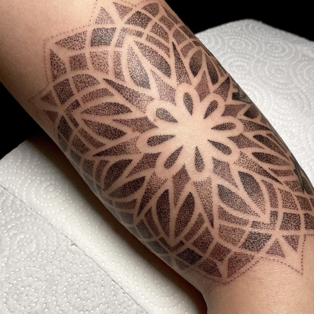 Closeup von heut - danke Celina 
.
.
.

#tattoo #mandala #dotwork #blackwork #do