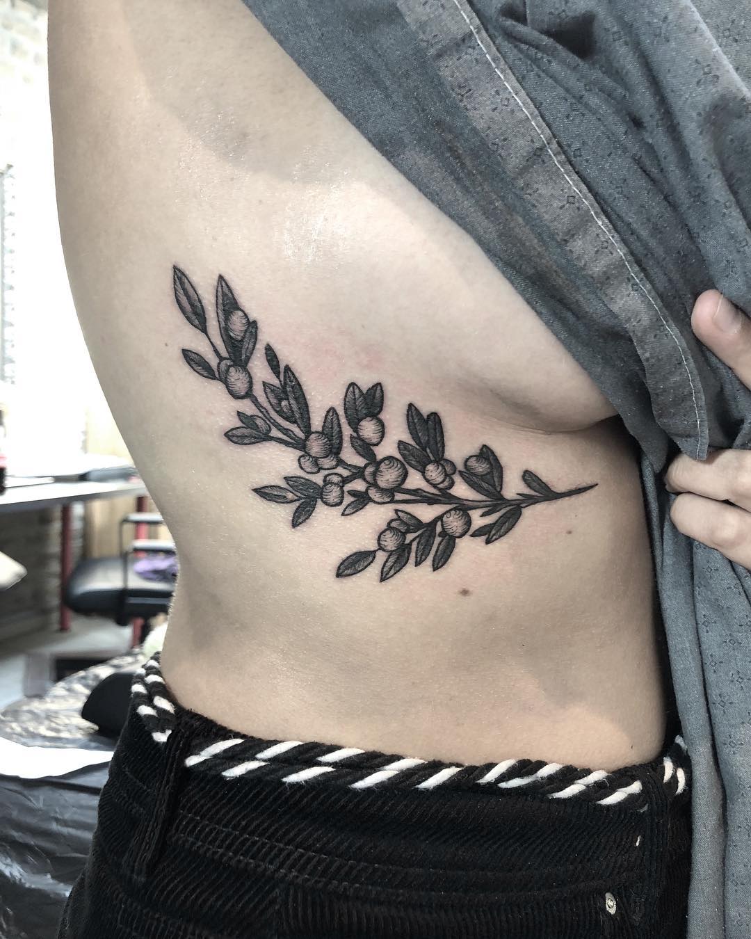 Danke @rojek_royal  schon was her! #sideboobs #sideboobtattoo #nature #blackwork