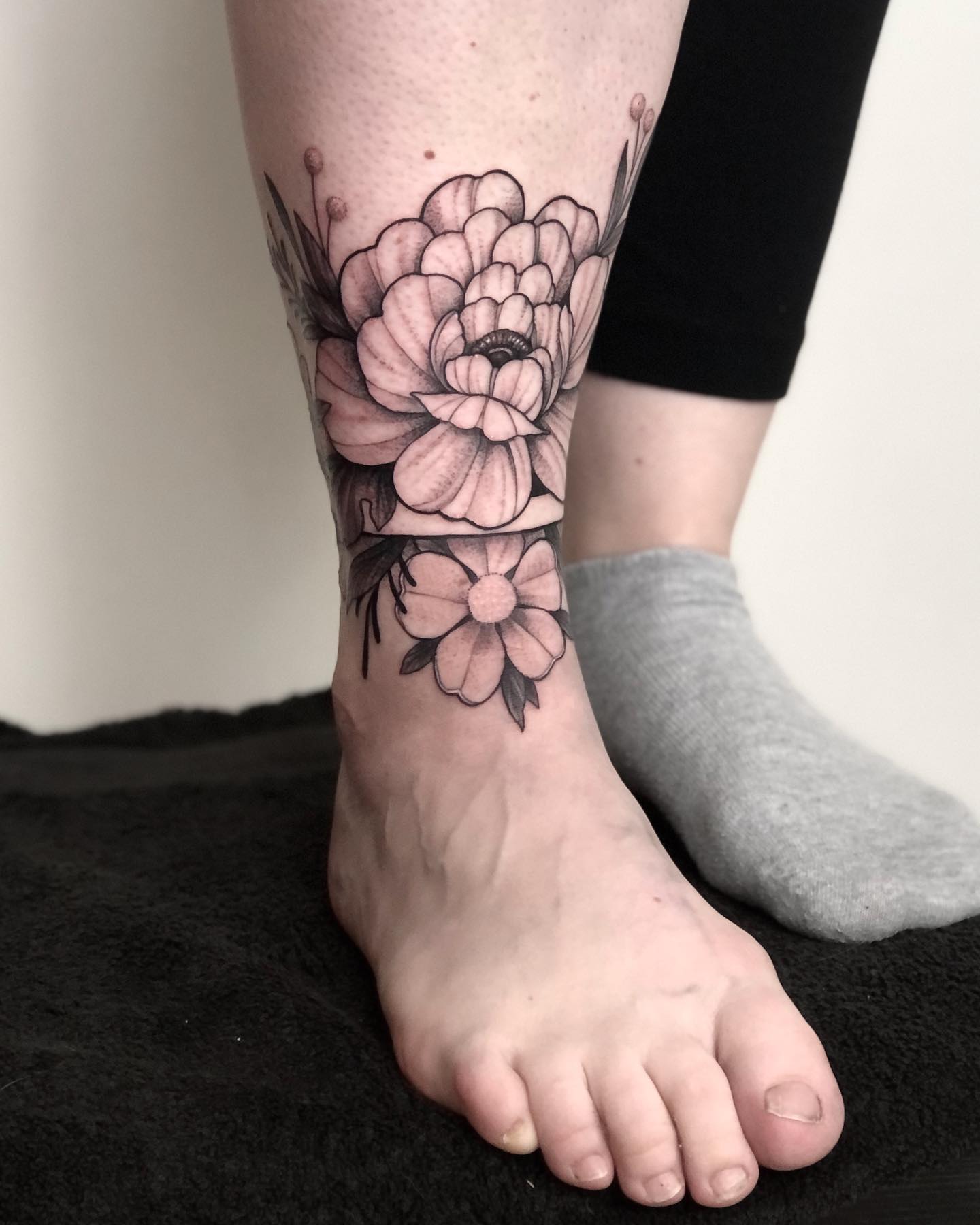 Danke Ann-Kathrin! 

#tattoo #flowertattoo #tattoos #blackwork #finelinetattoo #