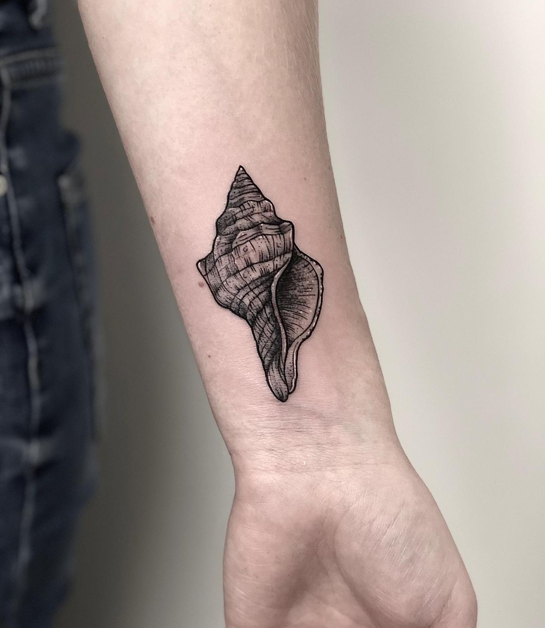 Danke Juline  #seashell #shelltattoo #blackworkers #blackworktattoos #smalltatto