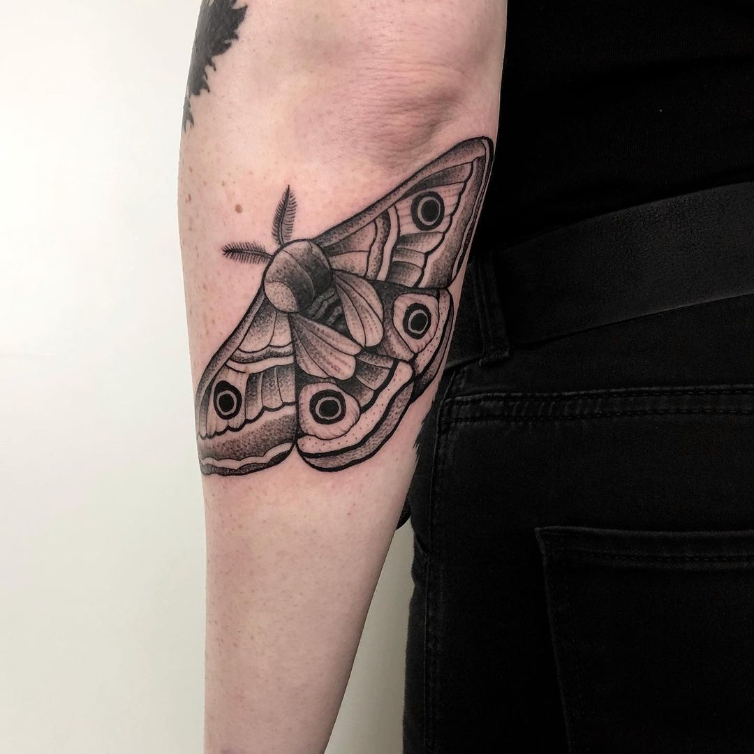 Danke Nina  #moth #mothtattoo #blackwork #blackworktattoo #darkartists #inked #l