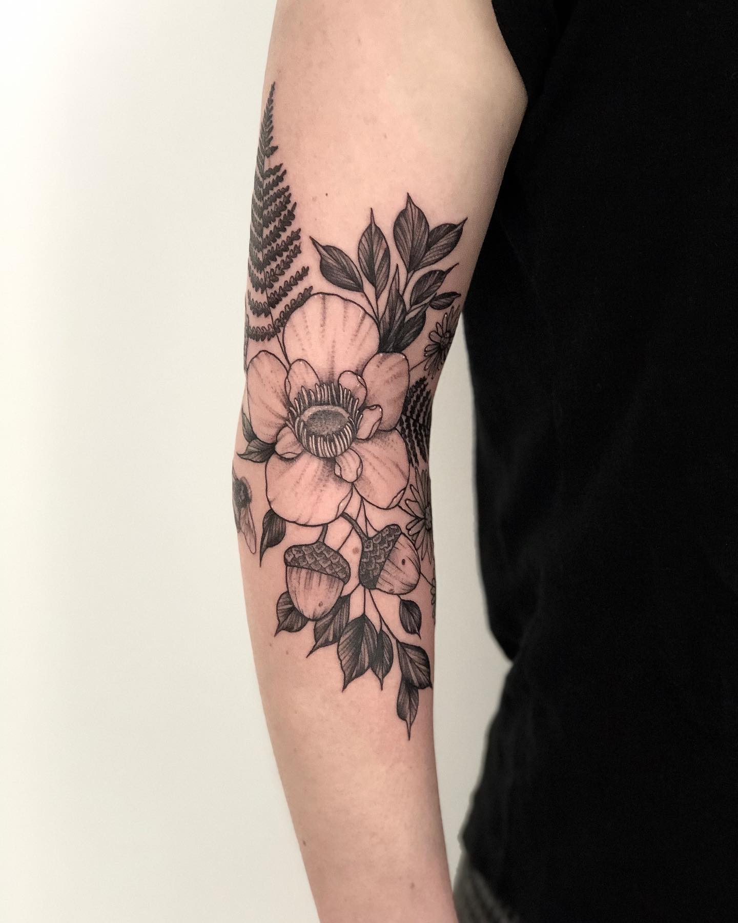 Danke  #flowers #floraltattoo #flowertattoo #blackworktattoo #plantlove #plantlo