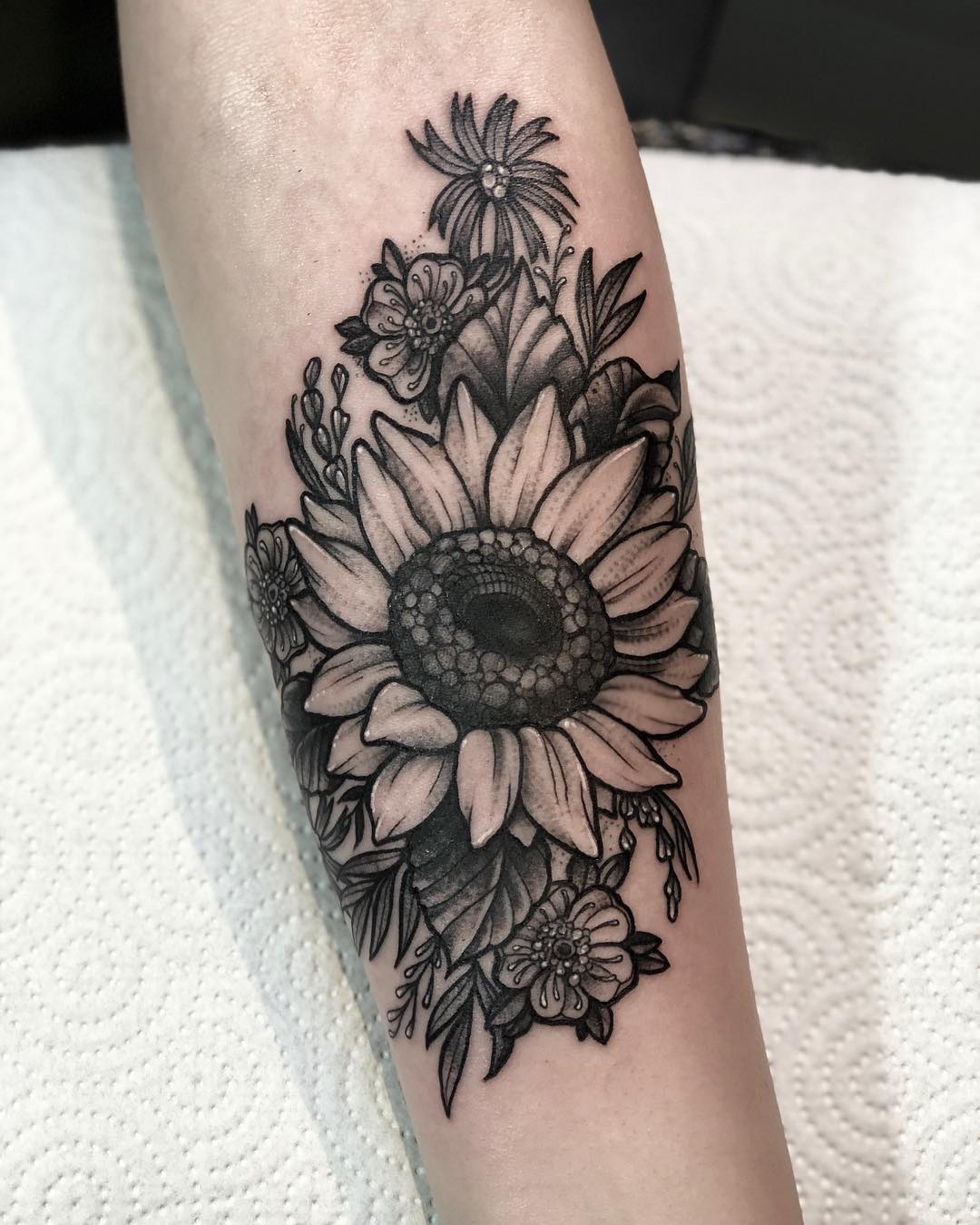 Für Lynn! #sonnenblume #sunflower #blackngrey #blackngreytattoo #blackwork #lady