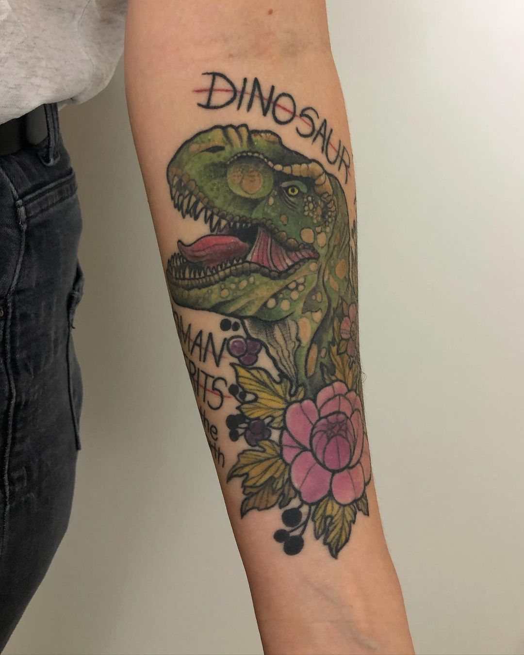 Knapp zwei Jahre verheilt  Danke Anike 

#healedtattootattoo #jurassicpark #dino