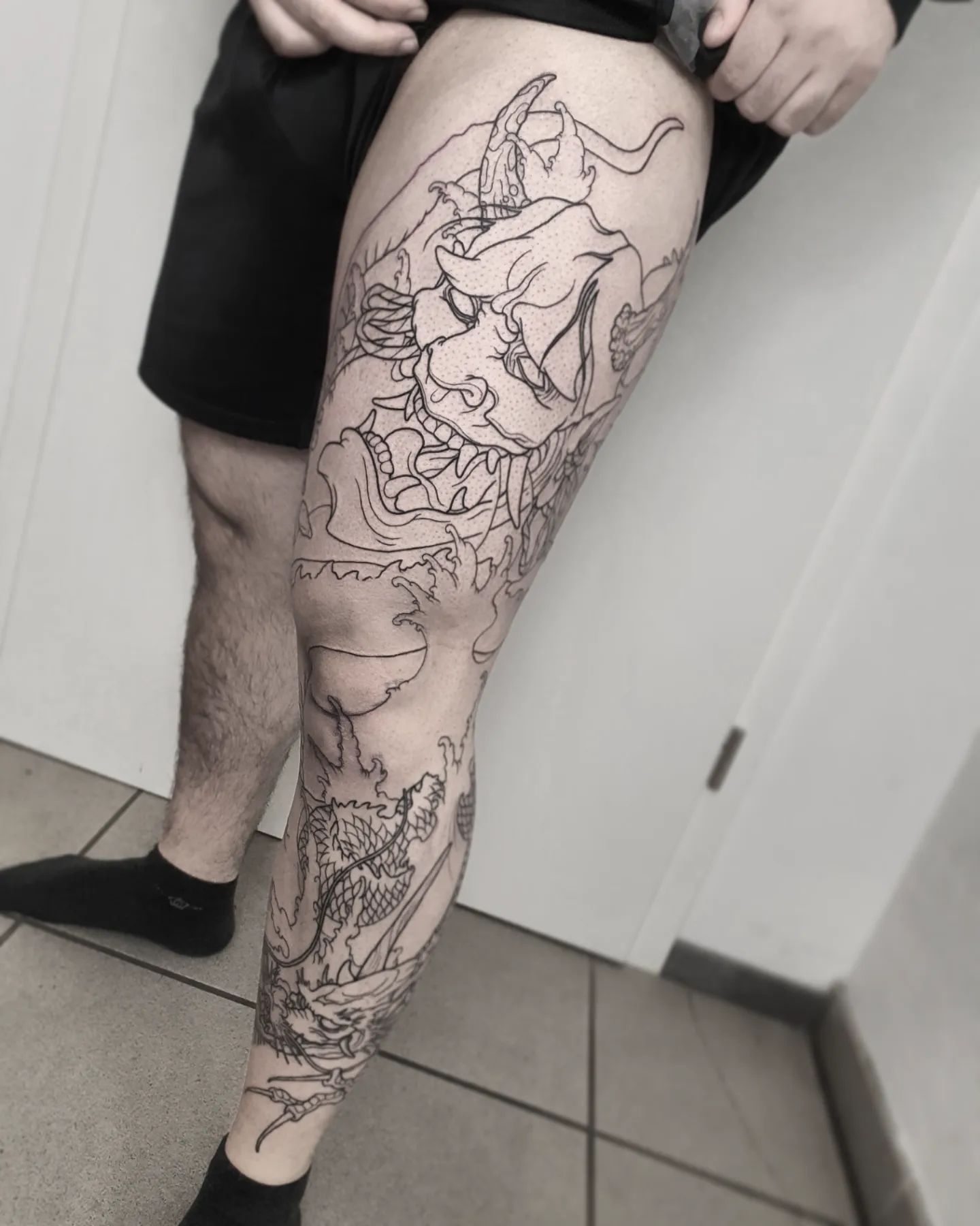 Made some progress with the lines on @teycanx 's neojapanese leg. So much fun
.