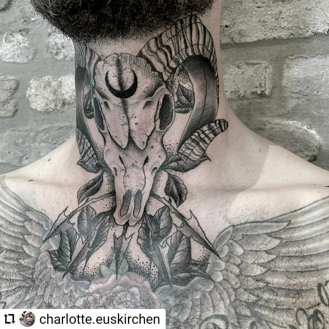 Neu von @charlotte.euskirchen
...
1000 Dank Thorsten 
.
.
.

#tattoo #blackwork