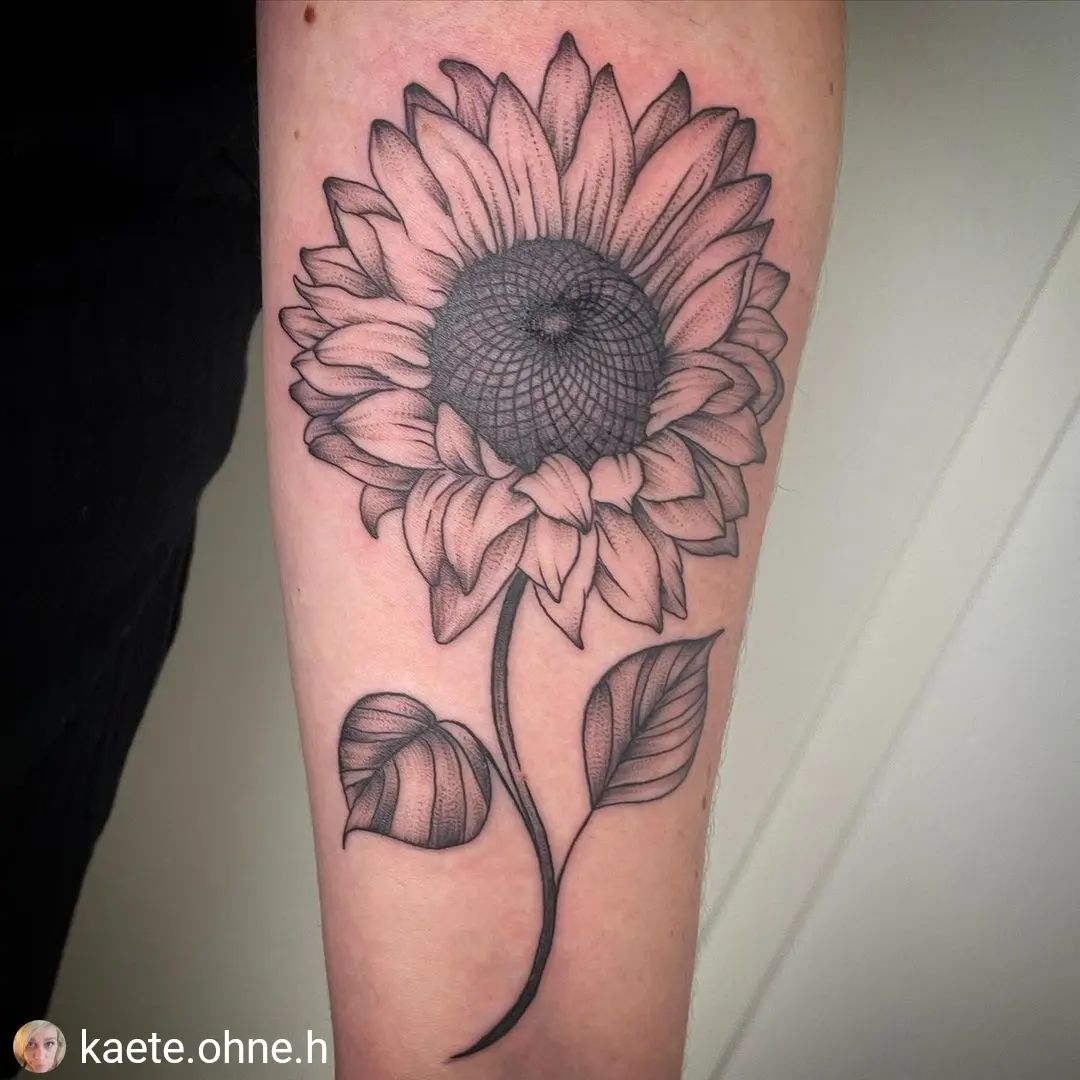 Neu von @kaete.ohne.h
•••••••
Sonnenblume  #ink #inked #tattooartist #art #tatto