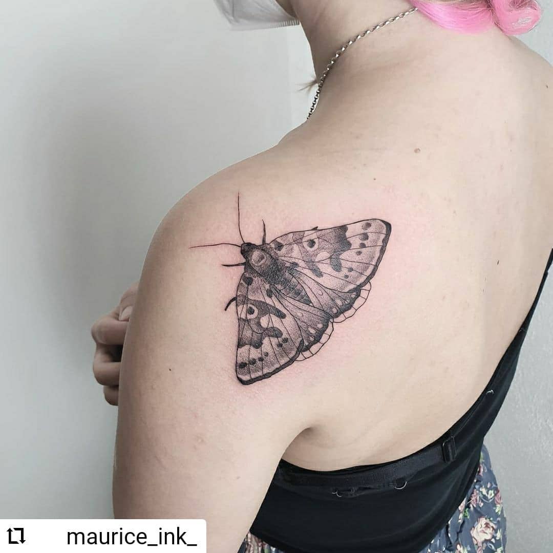 Neu von @maurice_ink_
...
Some moth love 
.
.
.
.
#tattoo #blackwork #tattoos #i