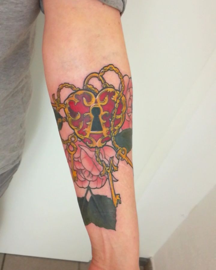 Shitty small letter covered with golden lock and flowers #coverup #color #tattoo
