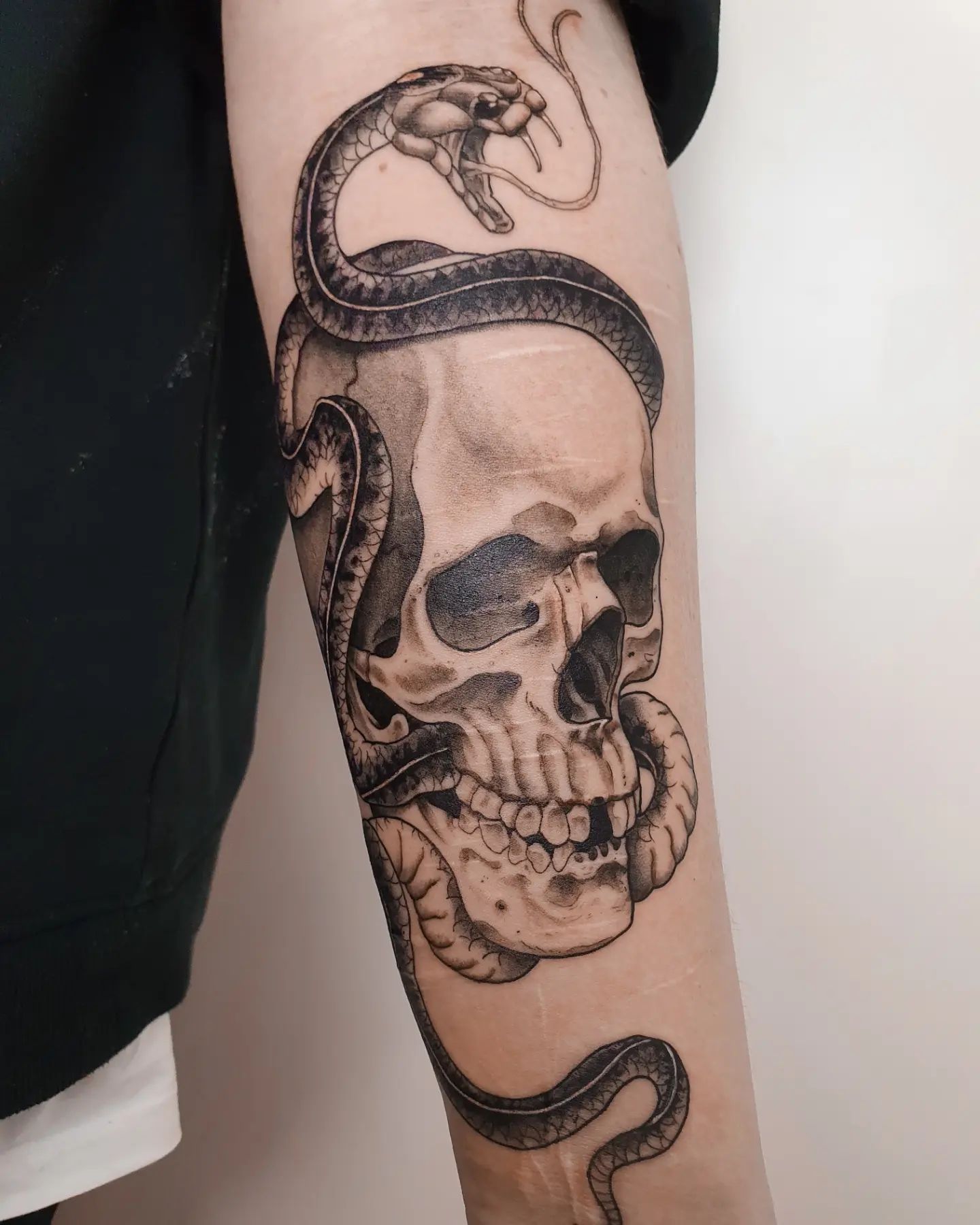 Some good old skullnsnake thing for @alinabxes . Thanks for the trust 
.
#tattoo