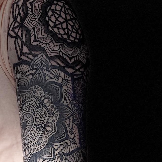 #tatts #tattooed #finelinetattoo #blacktattoo #ladytattooers #germantattooers #c