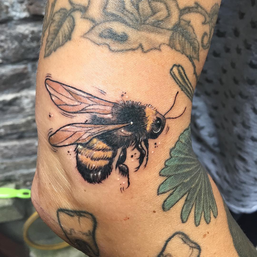 Danke  #beetattoo #savethebees #bummel #curvy #smalltattoos #lückenfüller #germa