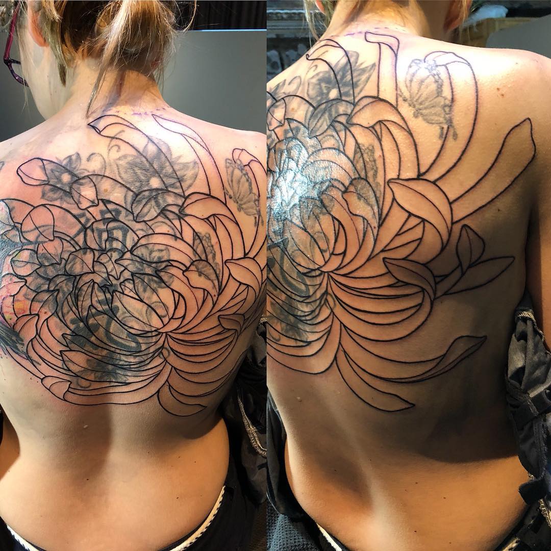 Guter Start! #coveruptattoo #coverup #thebiggerthebetter #chrysantheme #freywerk