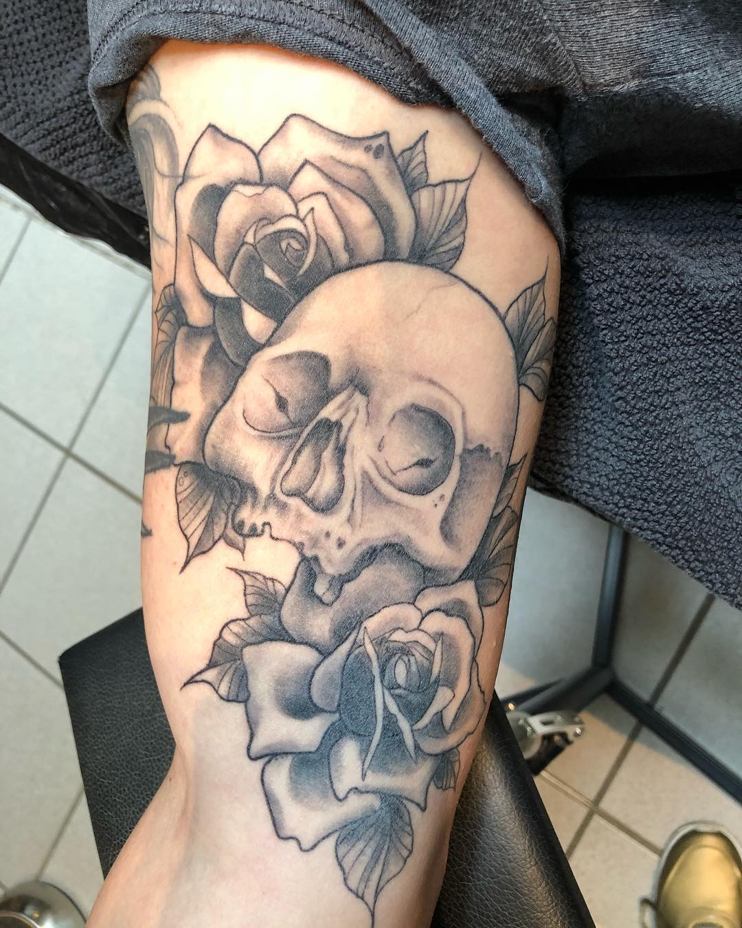 Verheilt  Danke Tim #Schädel #rosetattoo #skull #blackngrey #lückenfüller #freyw