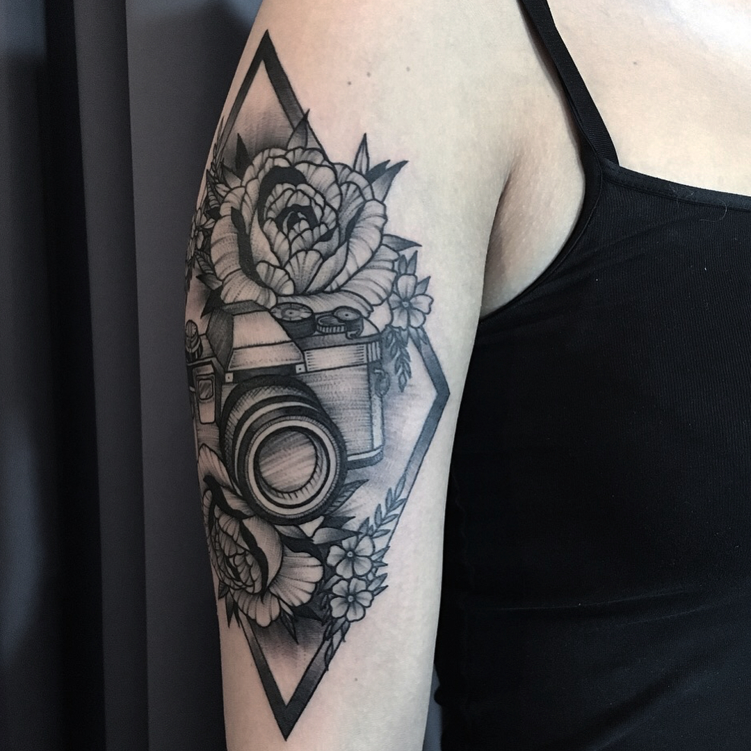 Von @charlotte.euskirchen ! #tattoo #blacktattoo #dotwork #camera #flowers #flow