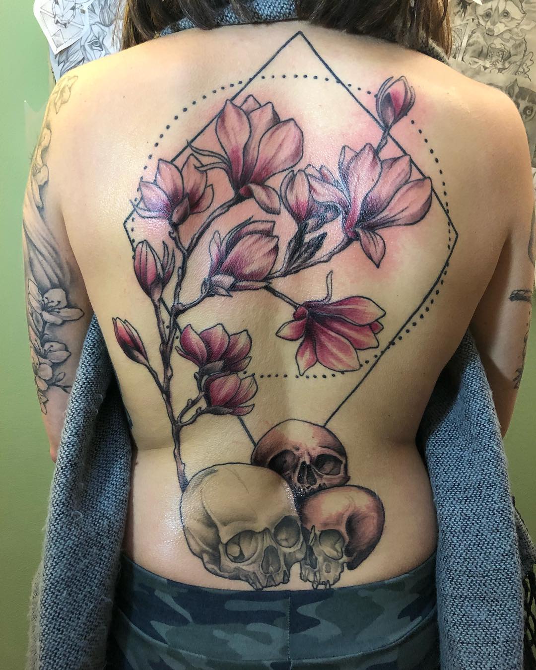 Zum Teil verheilt, zum Teil frisch. Danke @annij2211  #magnolia #magnoliatattoo