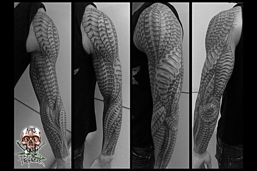 Biomechanik-Overkill von Ralf  #biomechtattoo #nailedit #blackngrey #biomechart