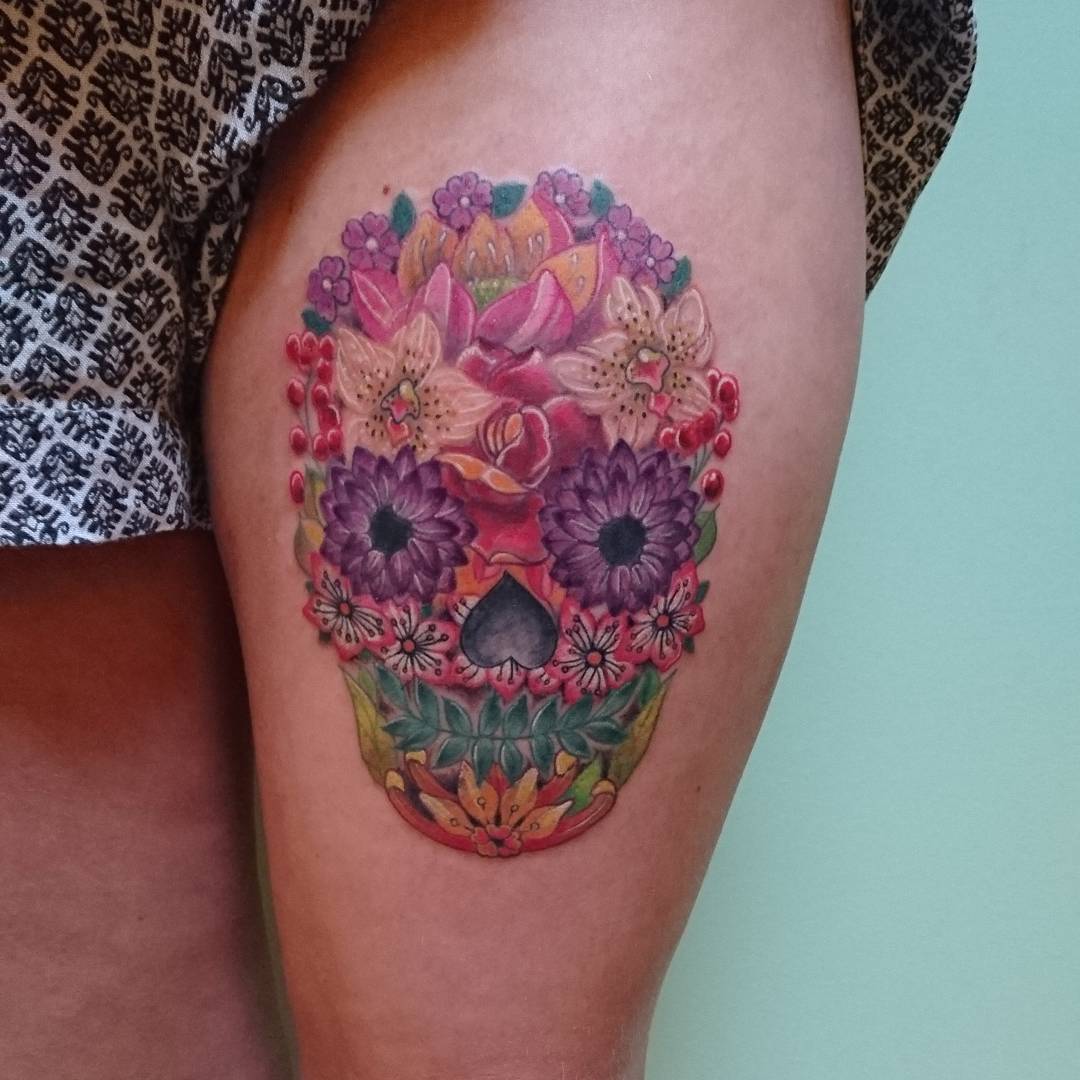 Frisch und geschwollen. Schwarz is' verheilt #skull #skulltattoo #flowerskull #f