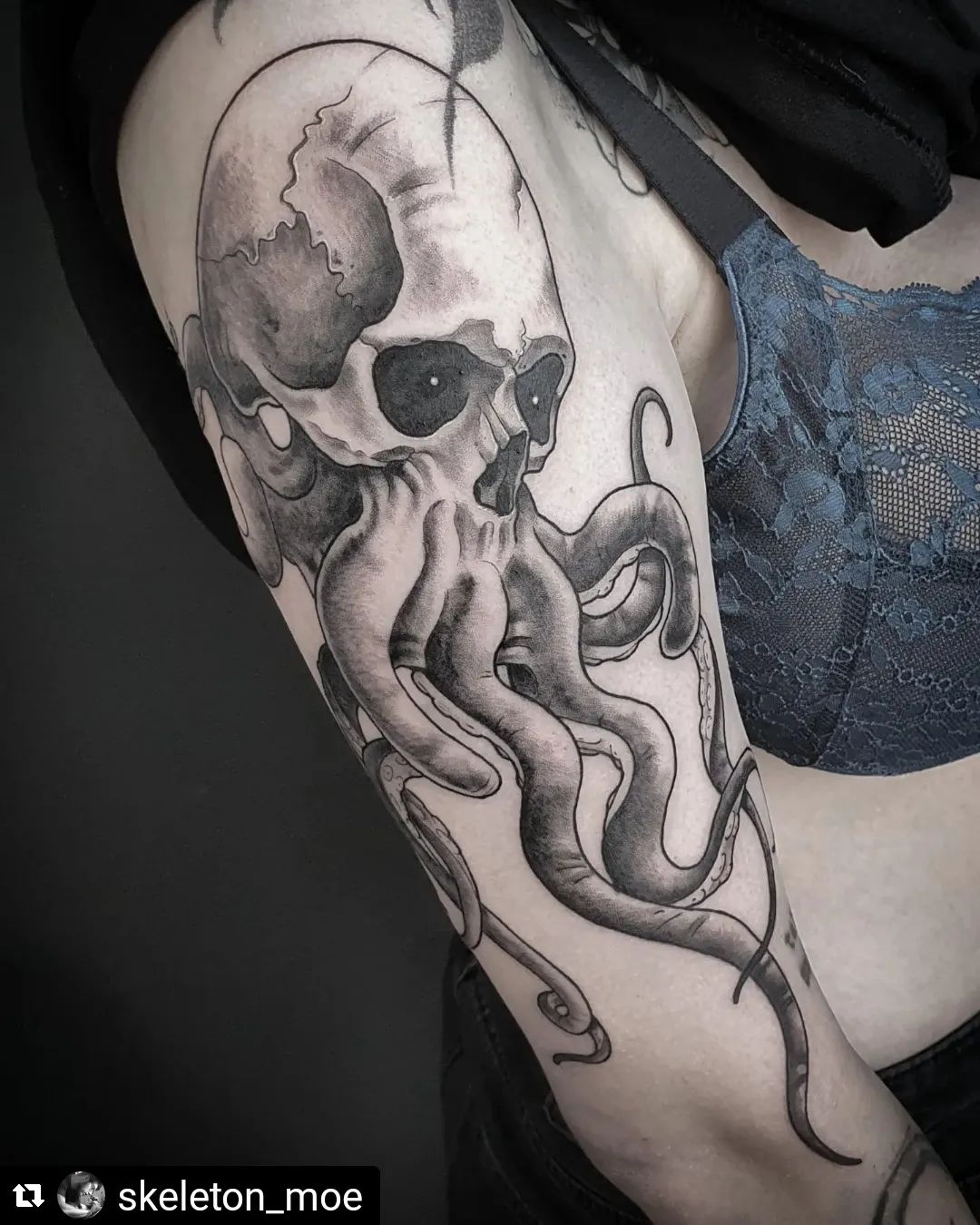 Neu von @skeleton_moe
• • • • • •
Skulltopus for Sarah! Had a blast doing this o