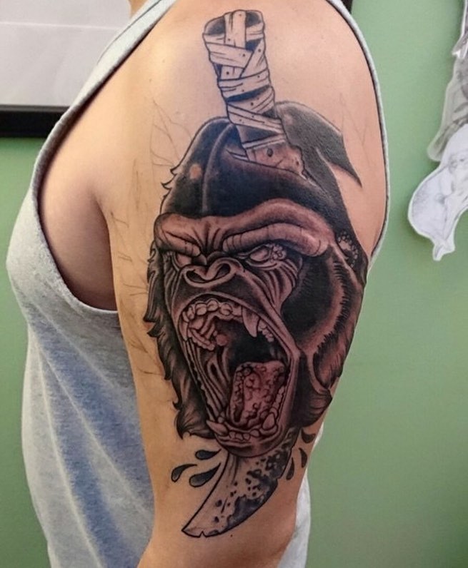 von @janabrockmeier #gorilla #blackworktattoo #schlechtelaune #machete #germanta