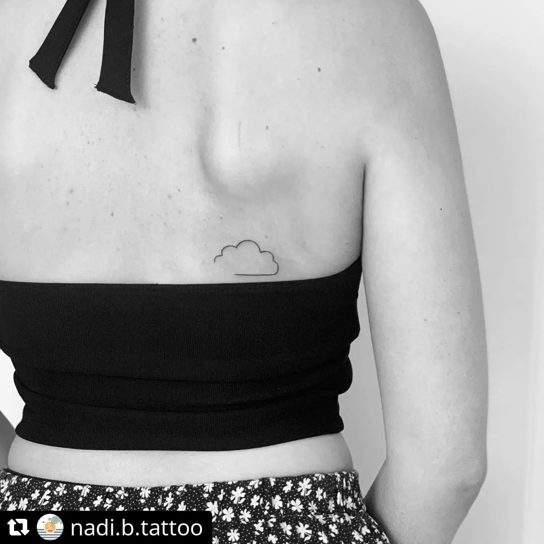Handpoke neu von @nadi.b.tattoo
• • • • • •
HEAD IN THE CLOUDS  for noelle.krmr