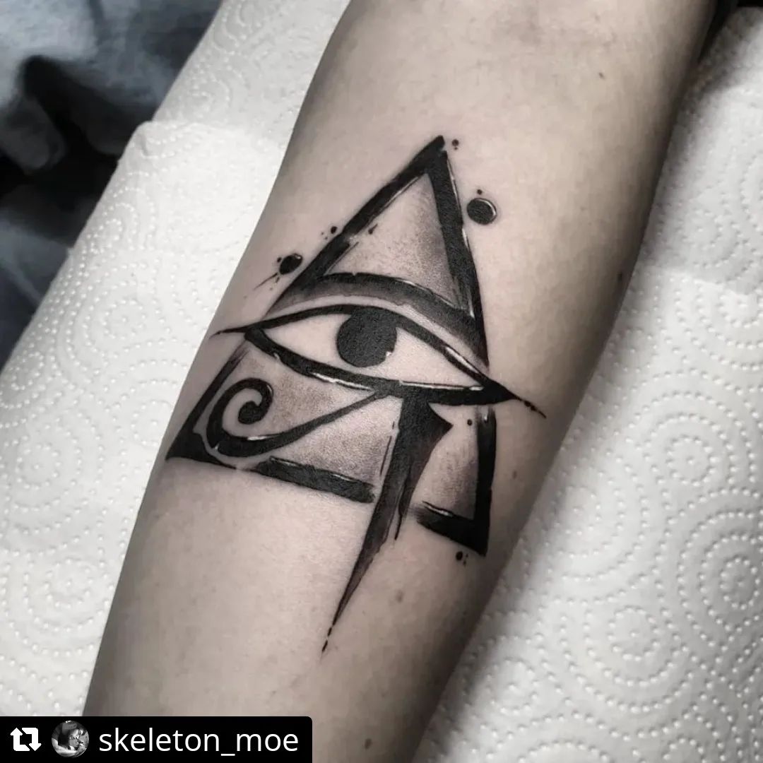 Tattoo von @skeleton_moe
• • • • • •
Throwback to this eye of ra for @dudawaisma