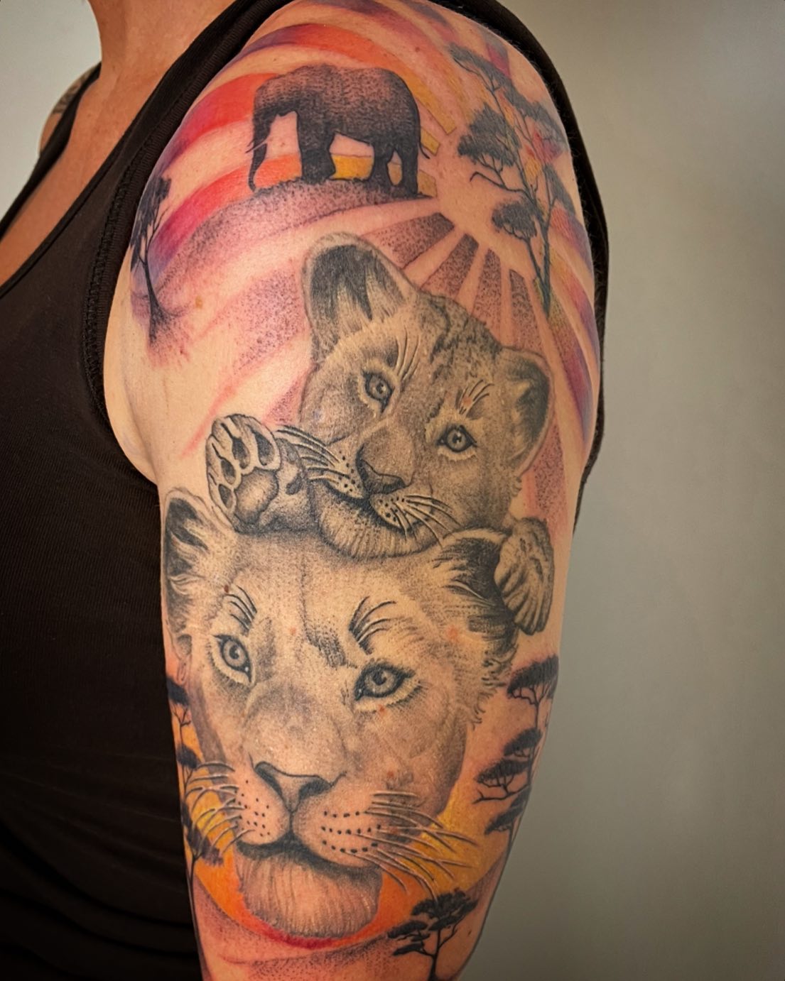 Löwin und Junges (verheilt) 
Hintergrund frisch 
•
•
•
#inked #ink #inkedgirls #