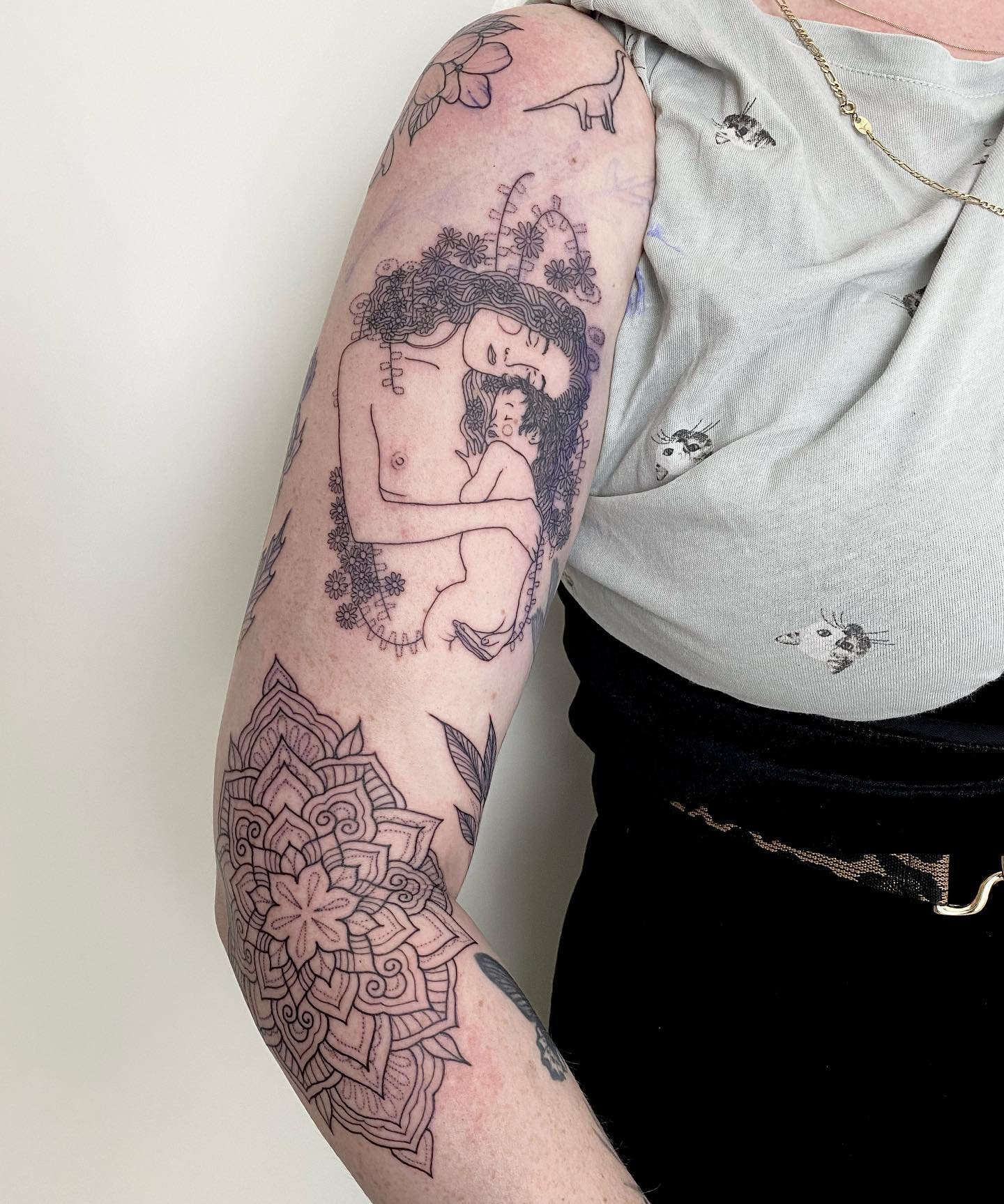Outlines fertig auf meiner lieben liebsten @frau_bruun  
.
.
.
#tattoos #blackta
