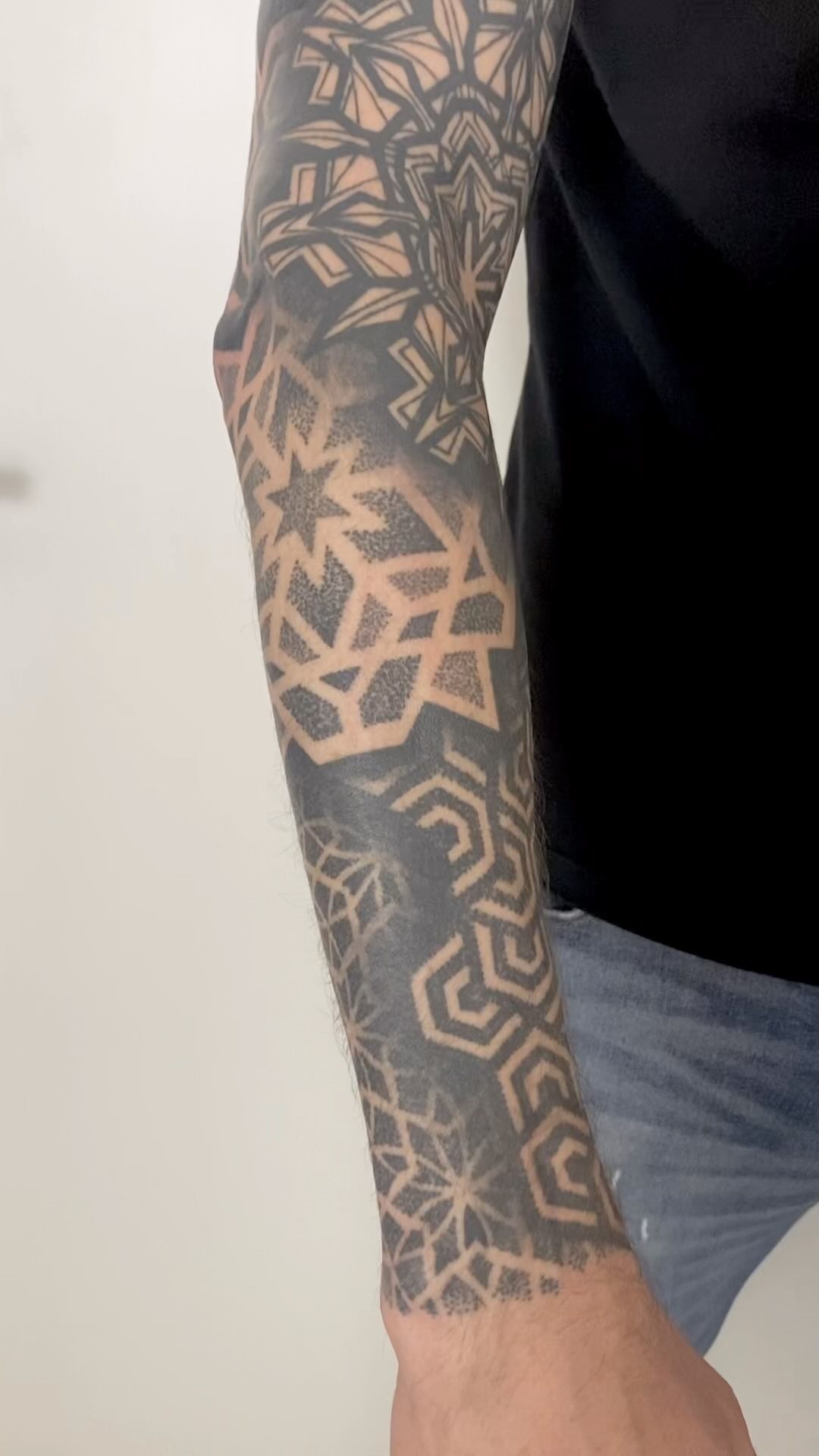 Danke Dennis 
.
.
.
#blacktattoo #geometrictattoo #colognetattoo #dotworktattoo