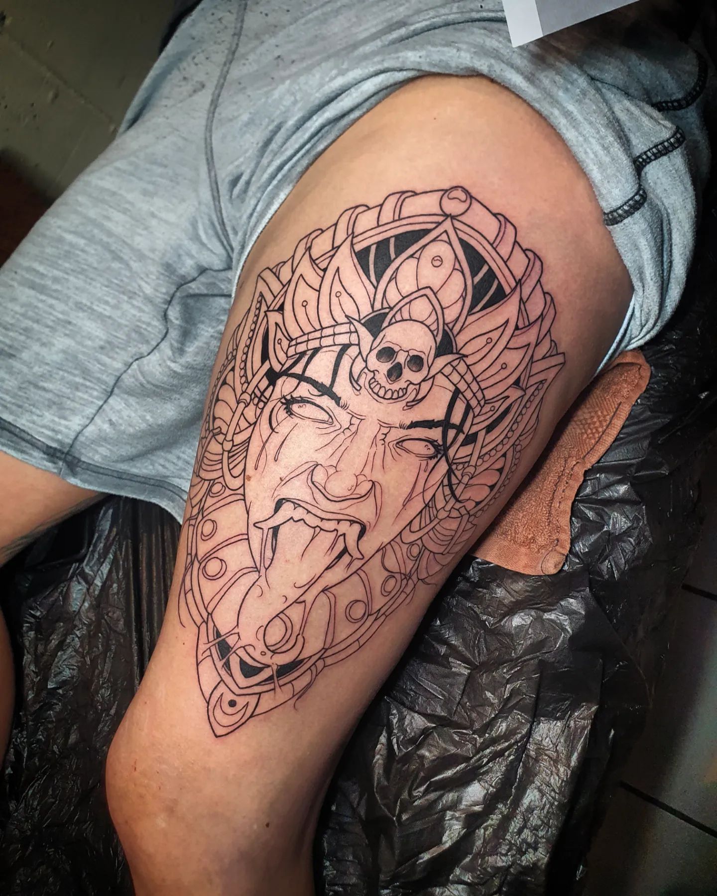 Erste Session fürs Kaliwannado gepackt! Danke an die tapfere @nyaadax
.
#tattoo