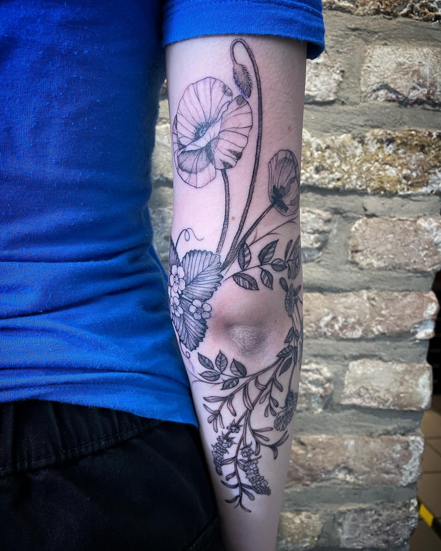 Kleine Blumen  
•
•
•
•
#inked #ink #inkedgirls #tattoo #tattoos #tattooideas #f