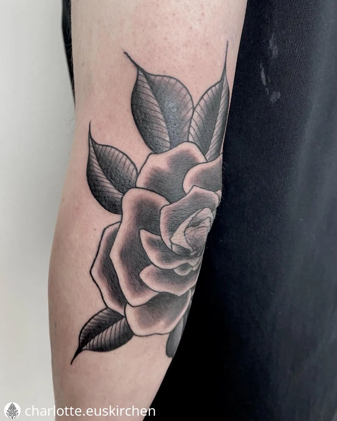 Rose von @charlotte.euskirchen
• • • • • •
Danke Peter! 
.
.
.
#blacktattoo #tra