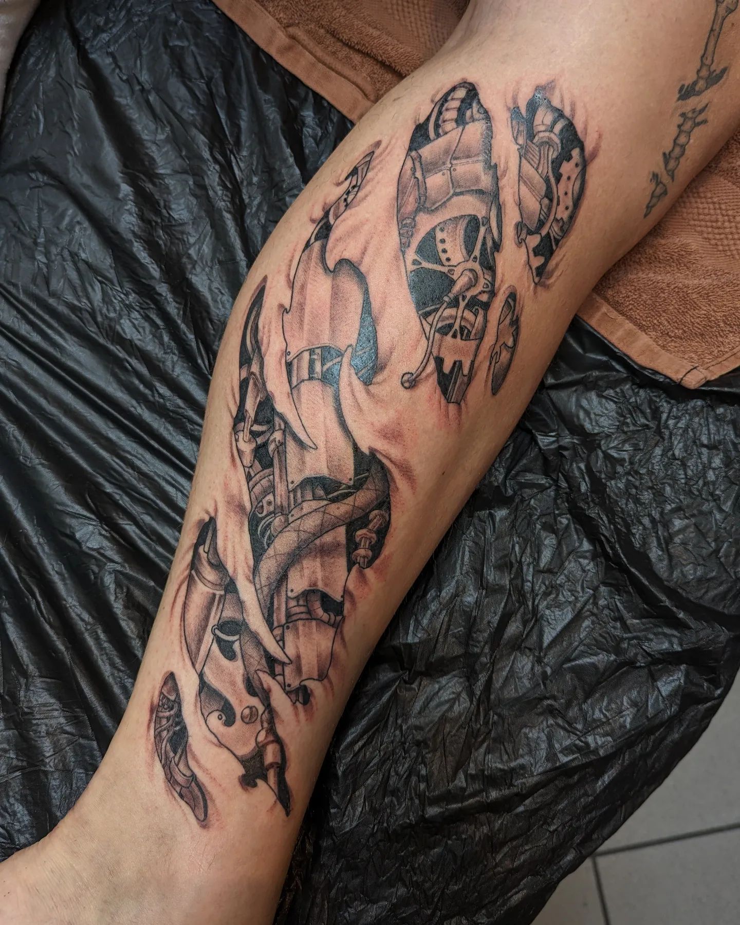Next step on @norb.27 's biomechanical leg
#biomech #tattoo #art #scifi #ink #in