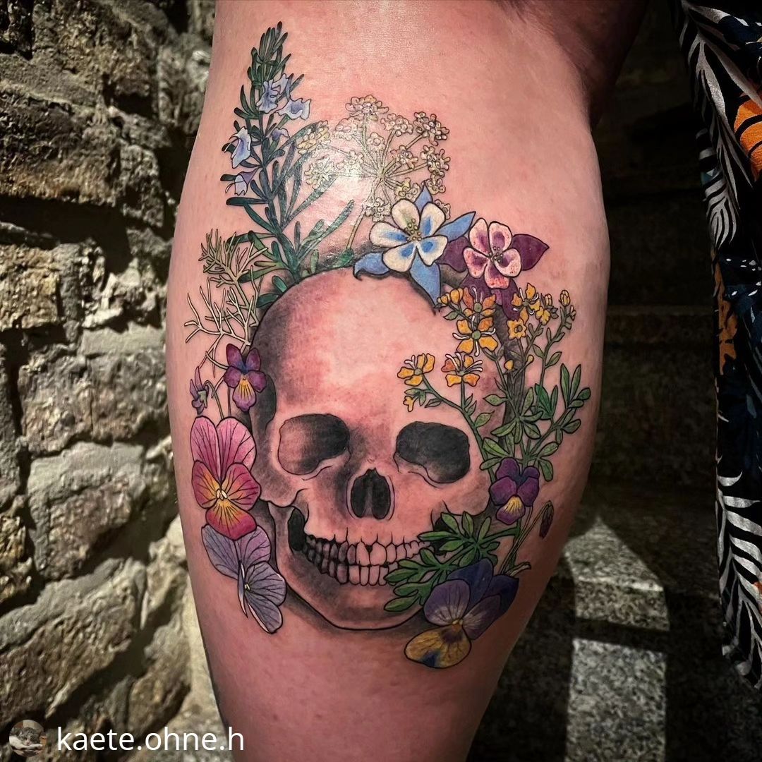 Schädel von @kaete.ohne.h
• • • • • •
Schädel und Blüten  • • • • #inked #inkedg