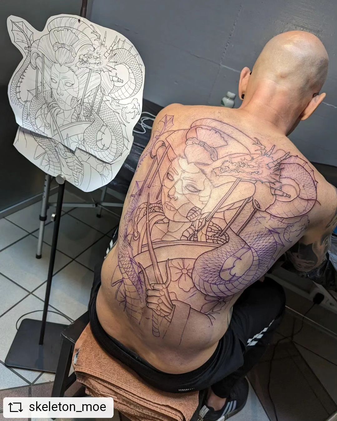 Arbeit von  @skeleton_moe

First session for another geishacyborg
.
.
. 
#tattoo