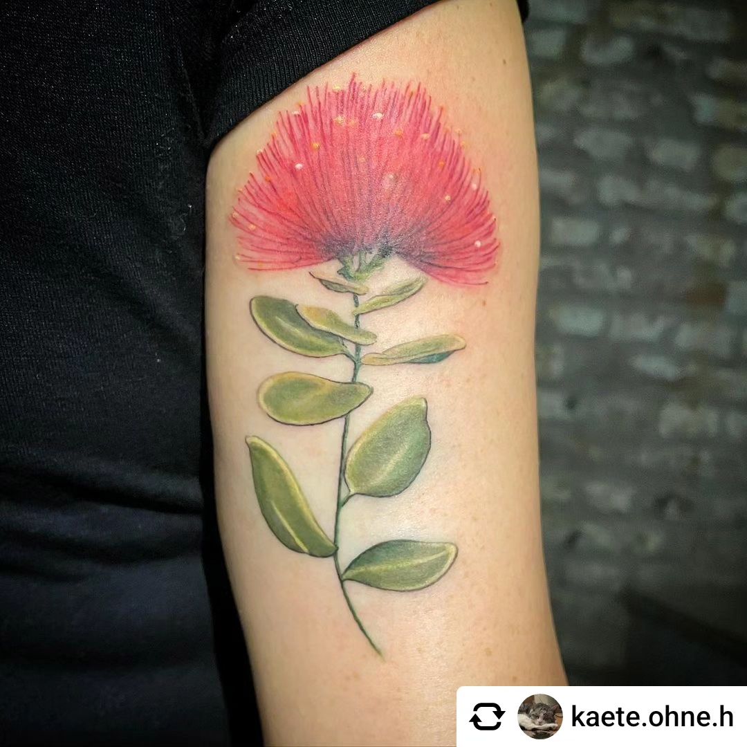 Blume von @kaete.ohne.h

 ‘ŌHI‘A LEHUA 
•
•
•
•
#inked #inkedgirls #inkedup #ink