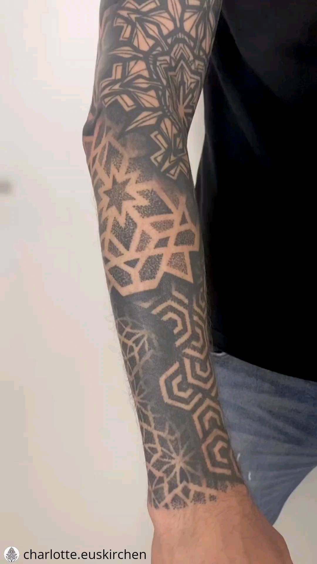 Arbeit von @charlotte.euskirchen
• • • • • •
Danke Dennis 
.
.
.
#blacktattoo #g