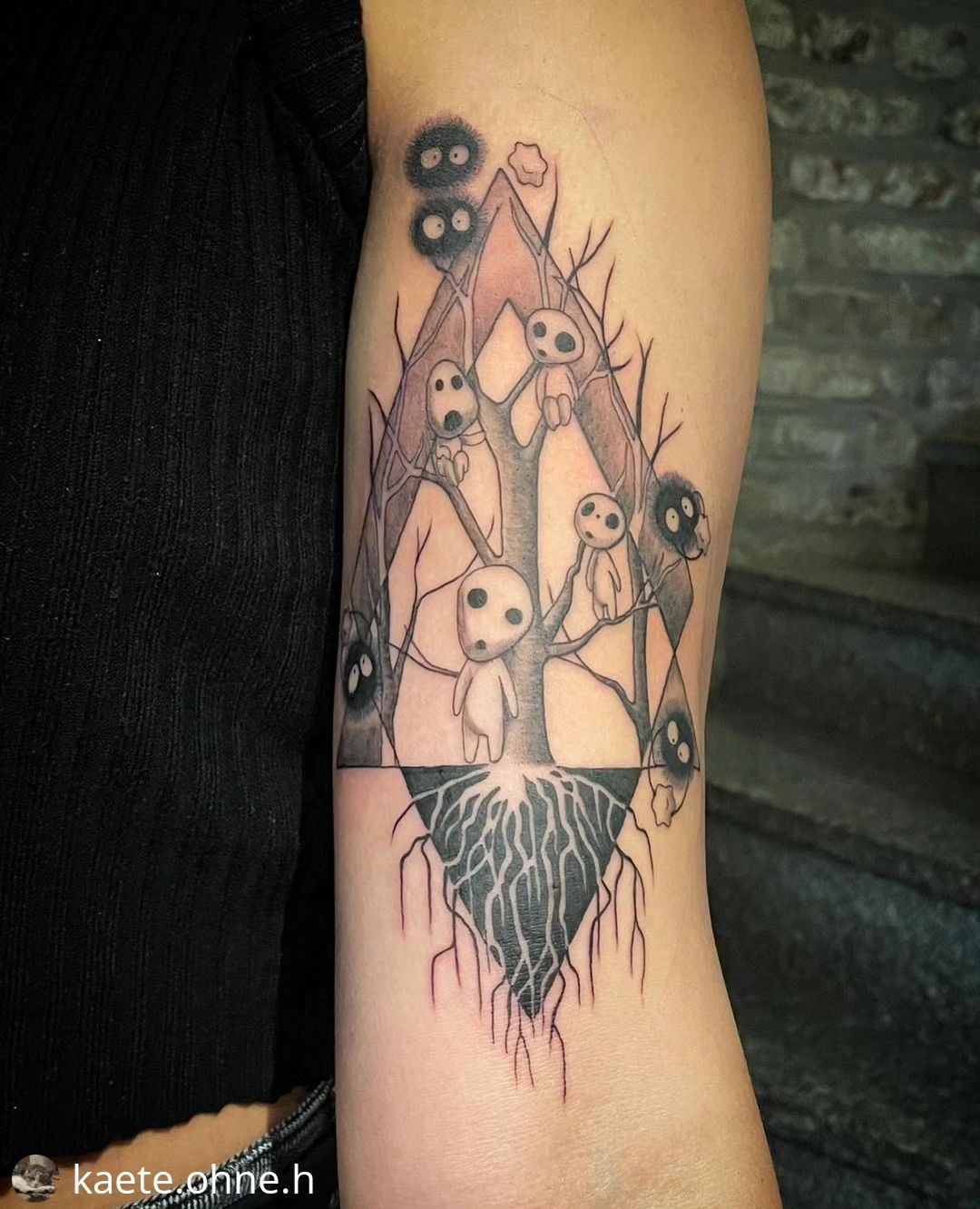Arbeit von @kaete.ohne.h
• • • • • •
Kodamas und Rußmännchen für Jayne  • • • •