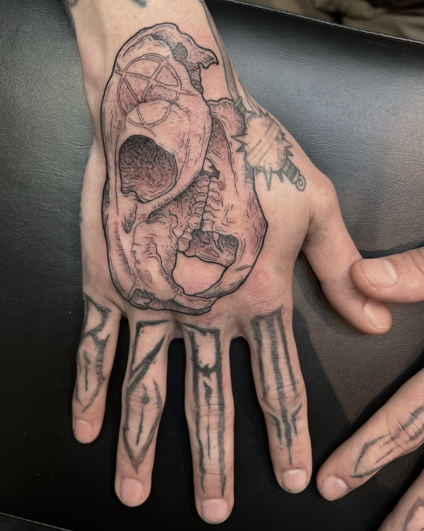 Danke! 

#linework #blackwork #darkartists #ladytattoers #handtattoos #occult #f