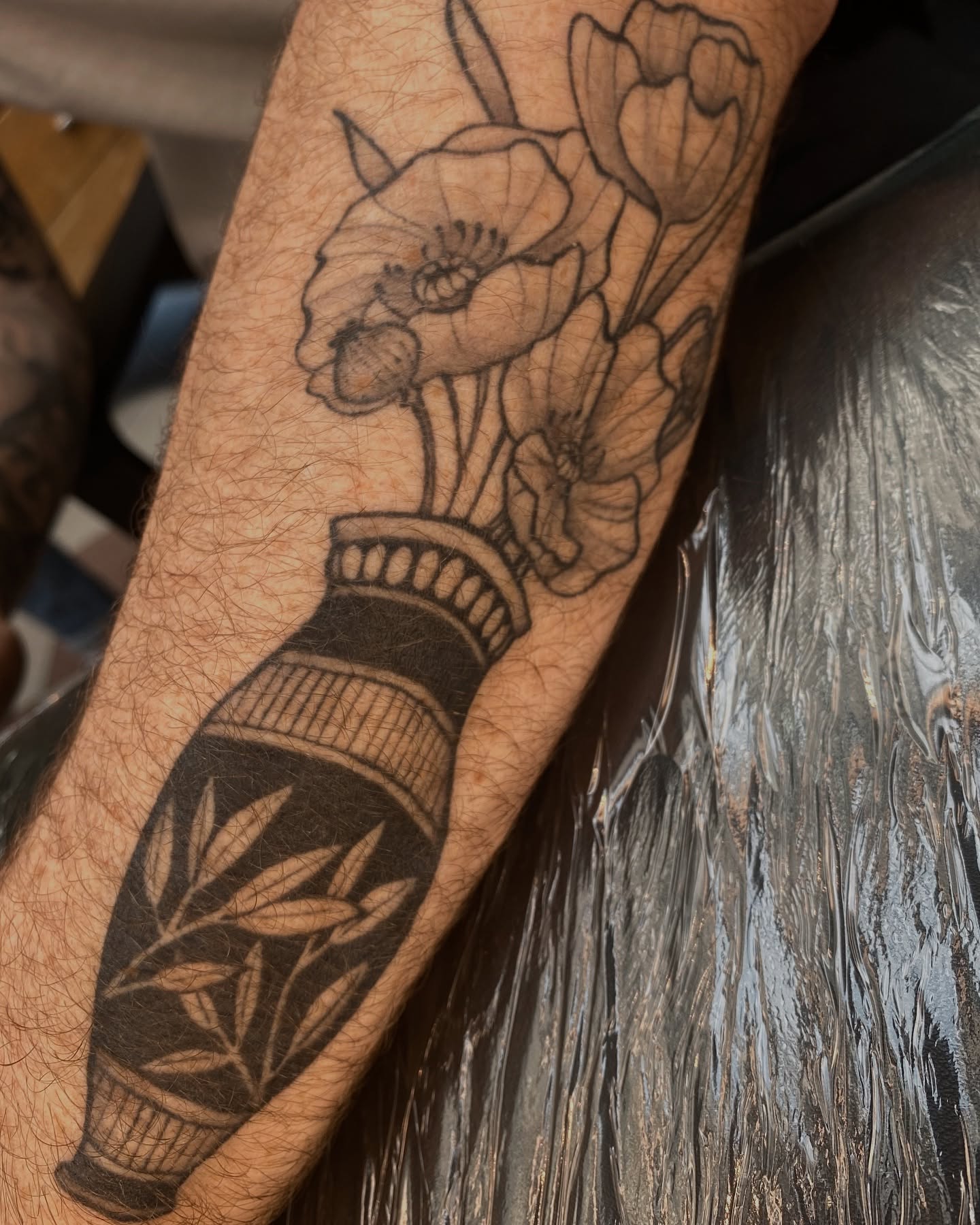 Verheilt auf Gero :)
.
.
.
#tattoo #blacktattoo #handtattoo #vasetattoo #darktat