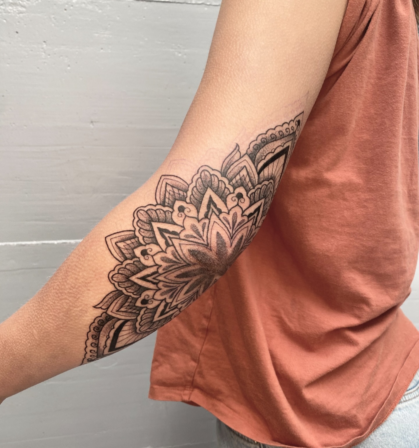 Vielen Dank, Mia!
.
.
.
. 
.
.
#tattoo #blacktattoo #mandalatattoos #dotwork #bl