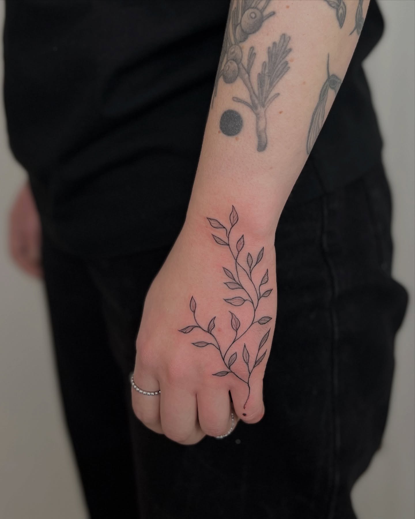 Danke 

#linework #dotworktattoo #blackwork #handtattoo #smallstuff #smalltattoo