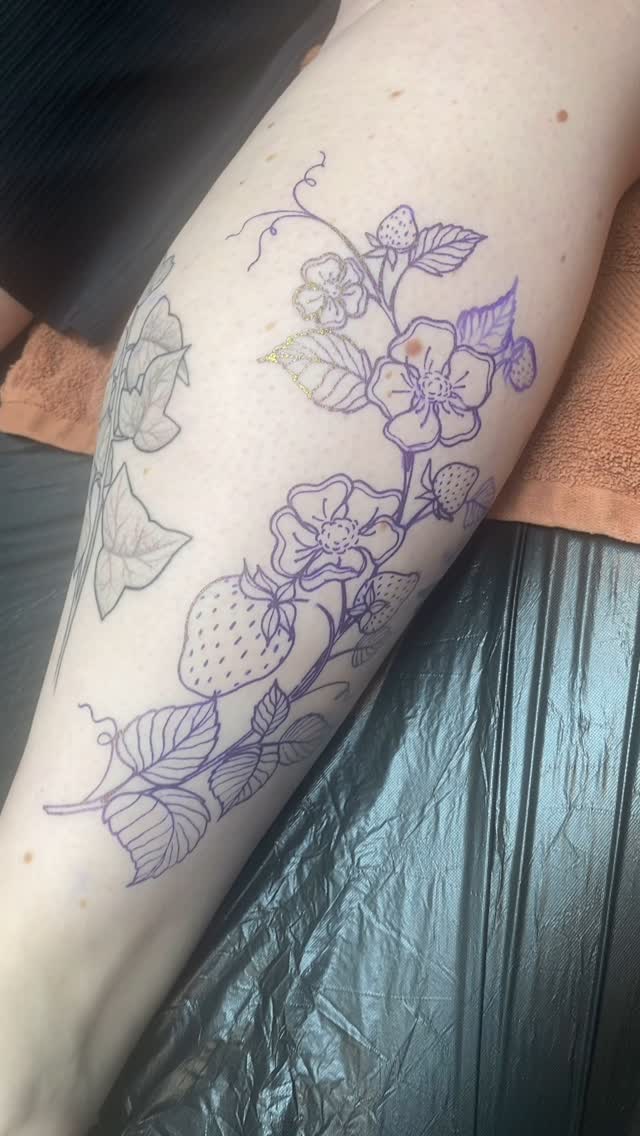 Spring is here  danke Eva!
.
.
.
#tattoo #blacktattoo #strawberry #berrytattoo #
