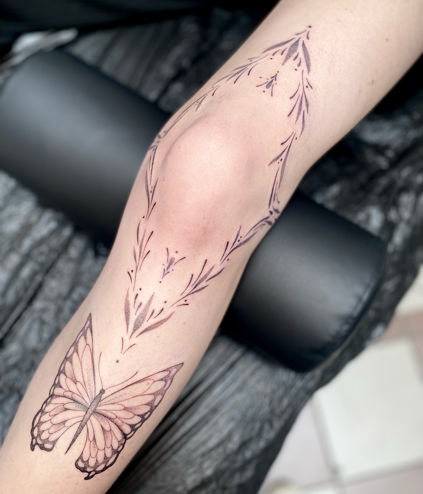 Die schlaue Art, sich sein Knie tätowieren zu lassen  Danke an die beste Melanie