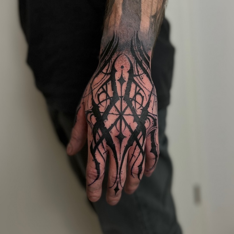 Danke 

#blackwork #handtattoo #darkartists #linework #tribal #abstractart #blck