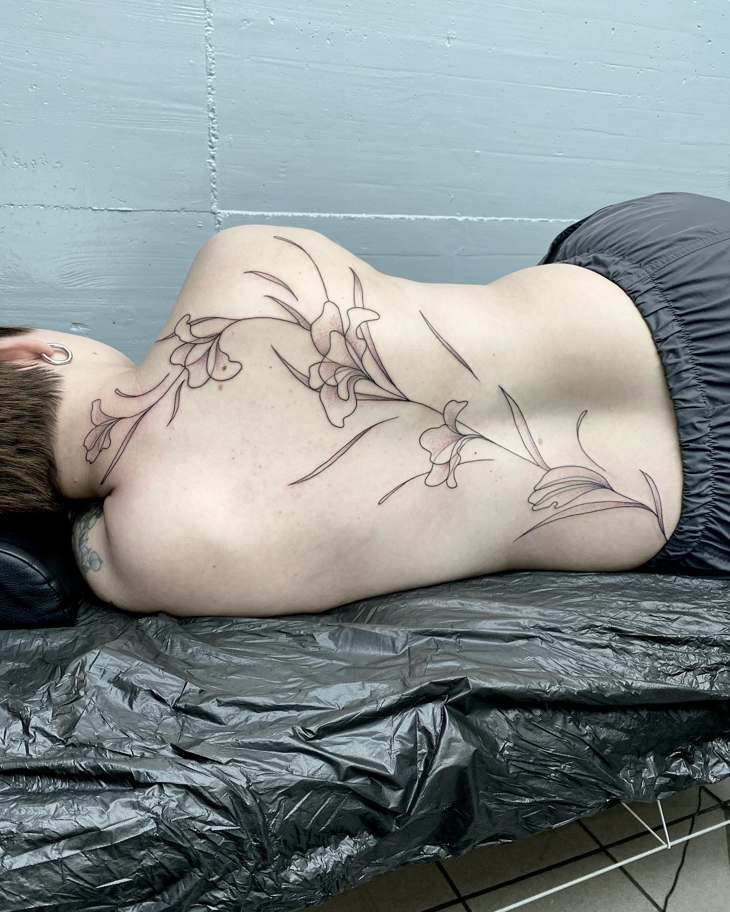 Danke liebe Celina 
.
.
.
#tattoo #blacktattoo #backpiece #botanicaltattoo #flow