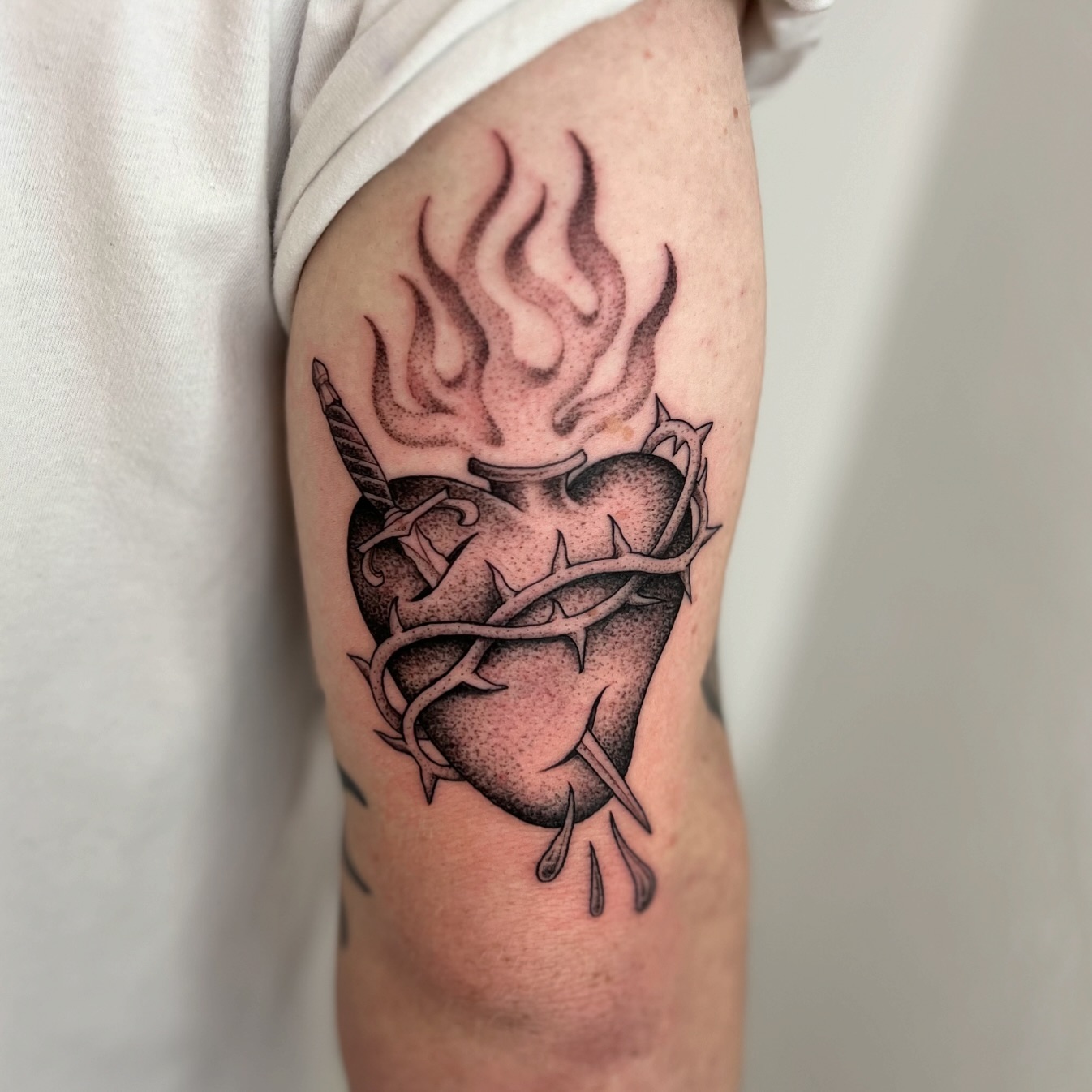 Danke 

#blackwork #dotwork #linework #sacredhearttattoo #sacredheart #ladytatto