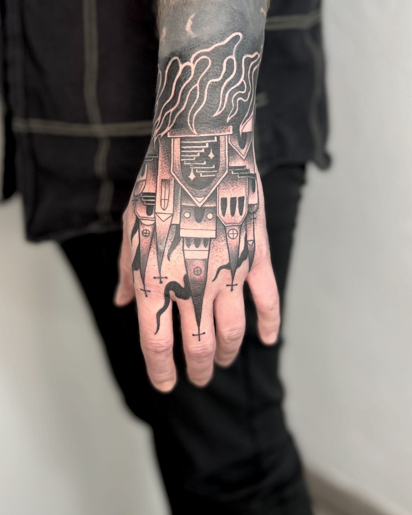 Immer wieder danke!  

#blackwork #darkart #handtattoo #burningchurch 
#ladytatt